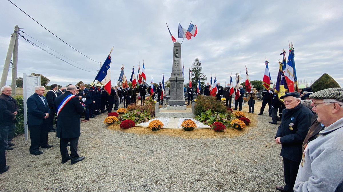 clangouet2017's tweet photo. À #Cosmes en #PaysdeCraon commémoration du #11Novembre avec les 12 clochers.
L’occasion de se rappeler que des femmes et des hommes se sont sacrifiés pour que l’on soit #LIBRE aujourd’hui.
@Prefet53 @sdis53 @Armees_Gouv https://t.co/qRUrP3HdBu