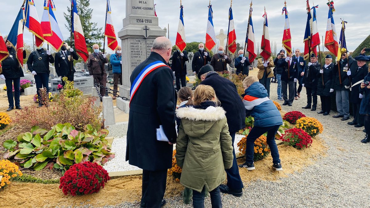 clangouet2017's tweet photo. À #Cosmes en #PaysdeCraon commémoration du #11Novembre avec les 12 clochers.
L’occasion de se rappeler que des femmes et des hommes se sont sacrifiés pour que l’on soit #LIBRE aujourd’hui.
@Prefet53 @sdis53 @Armees_Gouv https://t.co/qRUrP3HdBu
