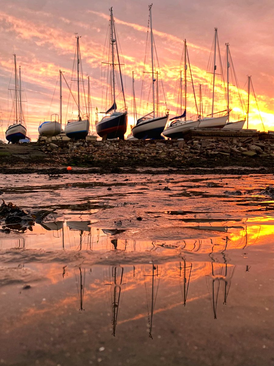 chingy1973's tweet photo. Lovely sunrise in Limekilns earlier this morning. @welcometofife @LoveDunfermline #limekilns #fife #sunrise https://t.co/S1EYZ3O3zO