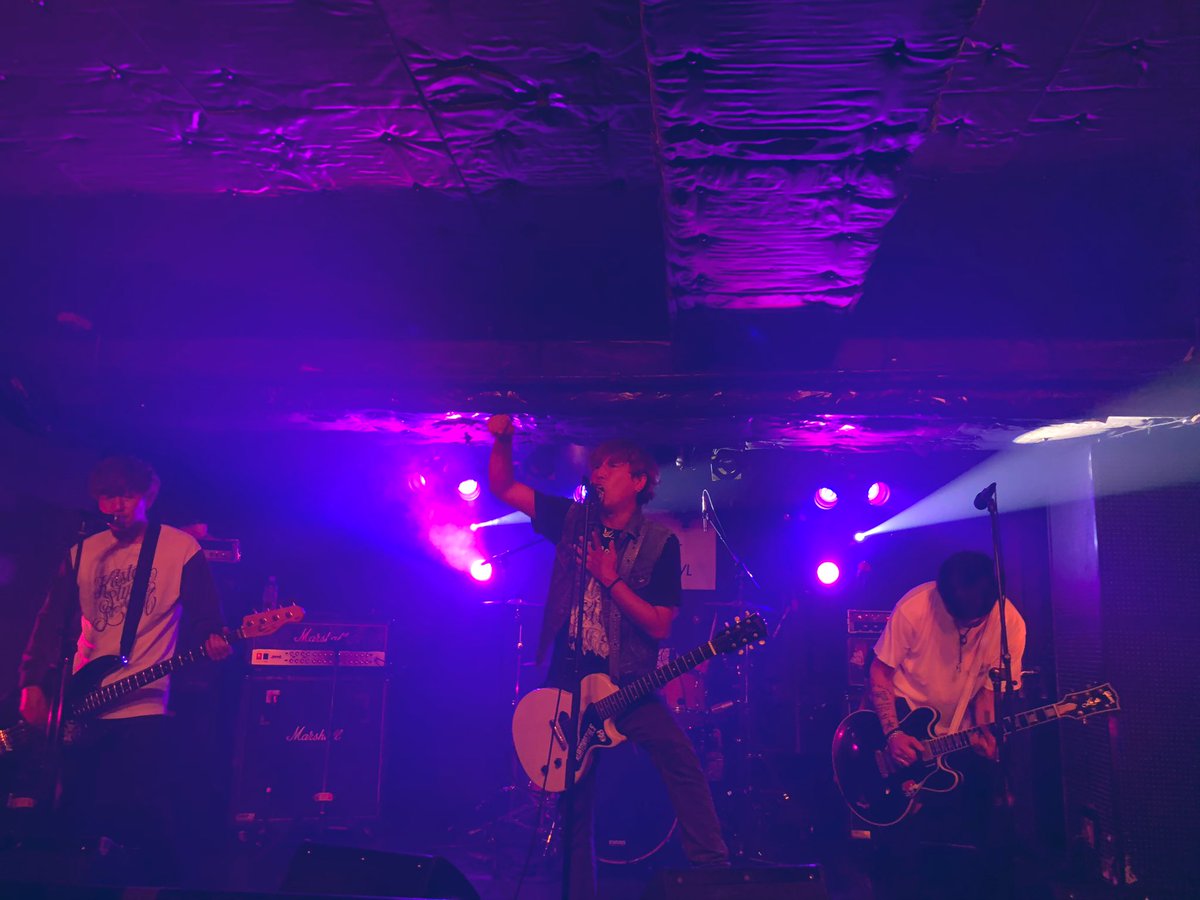 take365hardcore's tweet photo. 久々のSTUD最高に楽しかった!Rollin' 〜ルーザーまで駆け抜けた30分の熱いパンクロック。拳挙げてマスクの下でシンガロングして爽快だったね。あおやぎさんSTUDを呼んでくれて、しかもトリでありがとう!そしてお誕生日おめでとう🎉#stud045 #yokohama #punkrock
@y_aoyagi15 https://t.co/nUJAjFusb2