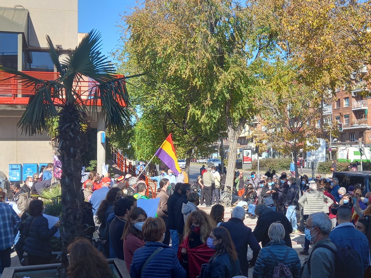 Hoy en la concentración en defensa y mantenimiento de la c/ Institución Libre de Enseñanza. Defendió la enseñanza universal, renovación pedagógica y un impulso en la investigación científica en la España de finales del siglo XIX Y ppios. del XX. #SinILEnohayEducacion