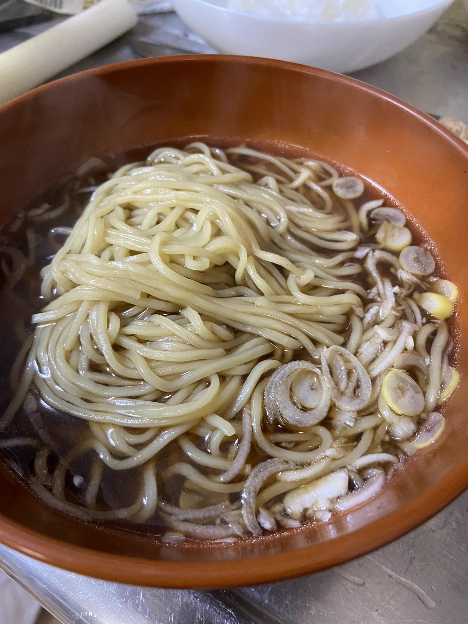 イナダシュンスケさんの限界ラーメン。
麦茶＋醤油に味の素。
白ネギと胡麻油も少し。
子供がスープがぶ飲み…笑
どんなお醤油を使っているかも知りたいです。
あたしはお刺身にも使える甘口。  