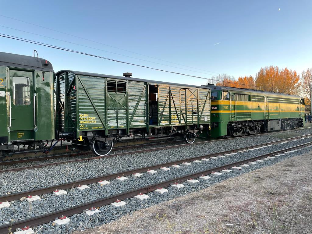 Un ejemplar único en estado de marcha, que pasa casi desapercibido, generando calefacción vapor a los coches durante toda la semana, llevándose todo el protagonismo las locomotoras. Pero ahí está 😊 y no roza en los andenes #patrimonioferroviario #trenturistico