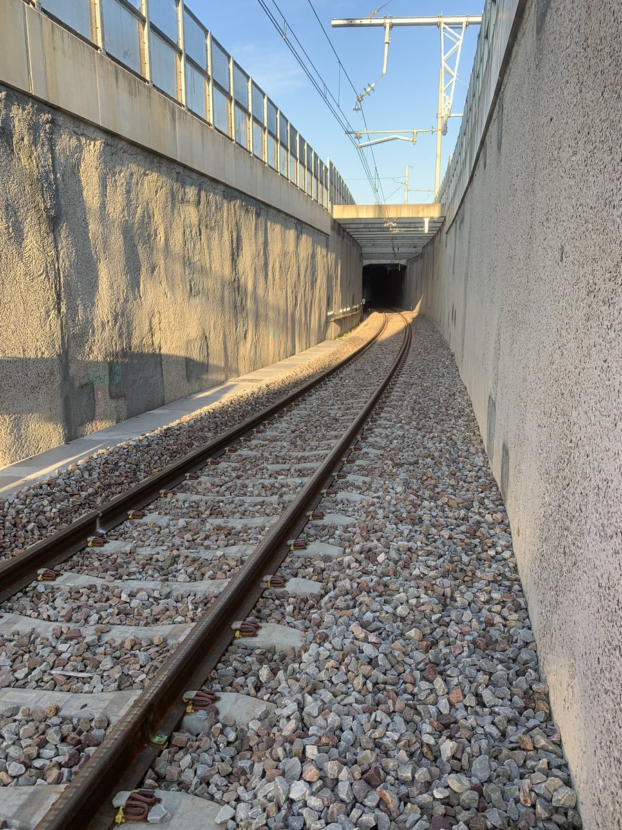 Gros week-end (fin) très grosse mise en service de 2 Postes d’aiguillage informatisées a Orly et Massy : T12 et 1,8 km de voies nouvelles et 10km de relèvement de vitesse pour fluidifier les circulations des TGV, du RER C et des FRET <a href="/GroupeSNCF/">Groupe SNCF</a> @SNCFReseau_SNCF <a href="/RERC_SNCF/">RER C</a> #IPSO