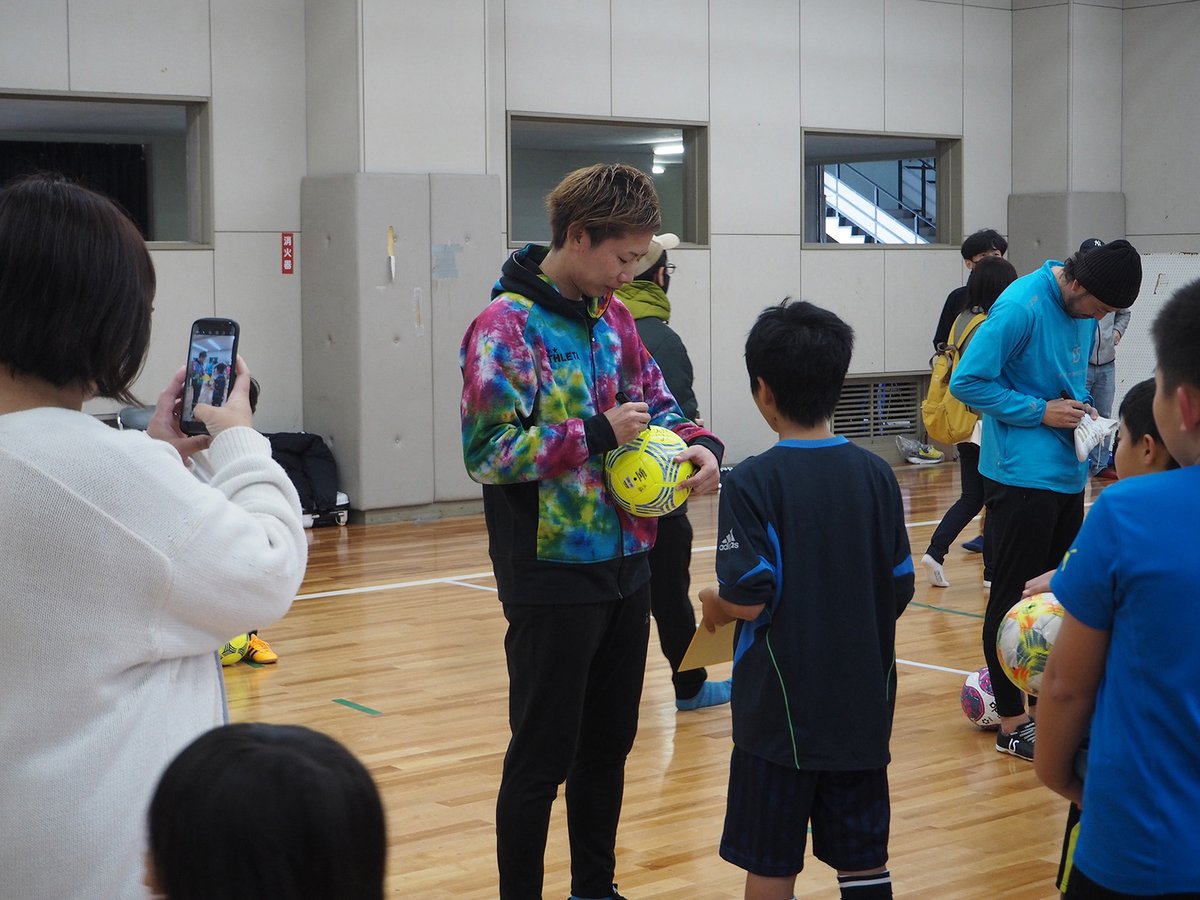 yoko_sumi8's tweet photo. L.R.Cクリニック
14日は岡崎市のイベントに訪問し
小学生のクリニックでした！

Fリーグのことをあまりよく知らない子供たちが
コーチのすごさを目の当たりにして
キラキラした目をしていたのが印象的でした！

フットサルの普及って、
こういう事が一番大事なんじゃないかな？
そう思えた一日でした！ https://t.co/67TVIdInel