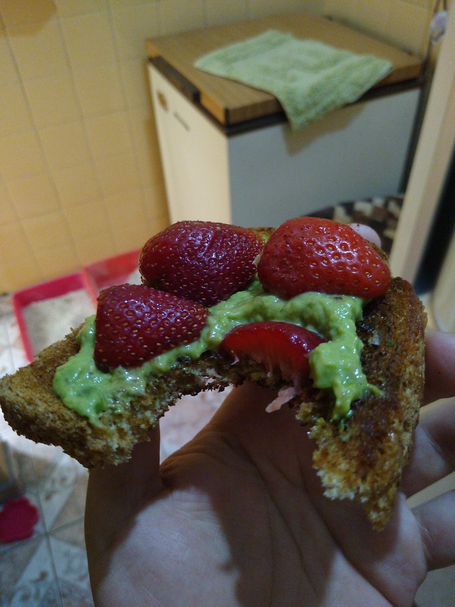 GafasPan's tweet photo. Buen día panes! ¿Ya cumplieron con su deber cívico? Bueno, acá va la pregunta del millón. ¿Te gusta innovar con los sabores sencillos pero impensados? 
¿Probarias está tostada con plata y frutillas?
Te leo! https://t.co/2afEOfBEgp