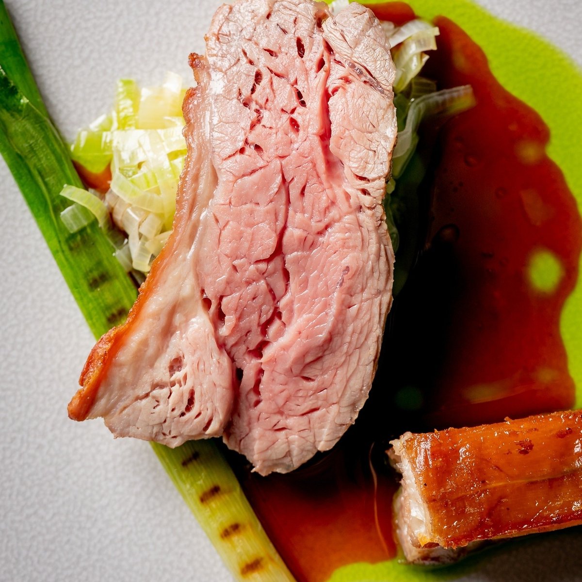 StevenEdwardsBR's tweet photo. Lamb 🔸Leek

Marinated rump of lamb with BBQ baby leek, slow cooked lambs belly, lamb sauce and leek oil.

Menu &amp; Bookings;
https://t.co/DtMciWnNSG

📧 be@binghamriverhouse.com
📞 0330 400 9988
🏡 @binghamriverhouse
📸 @justindesouza_photographer
💻@marketingdemi https://t.co/wKq3hBqn4Z