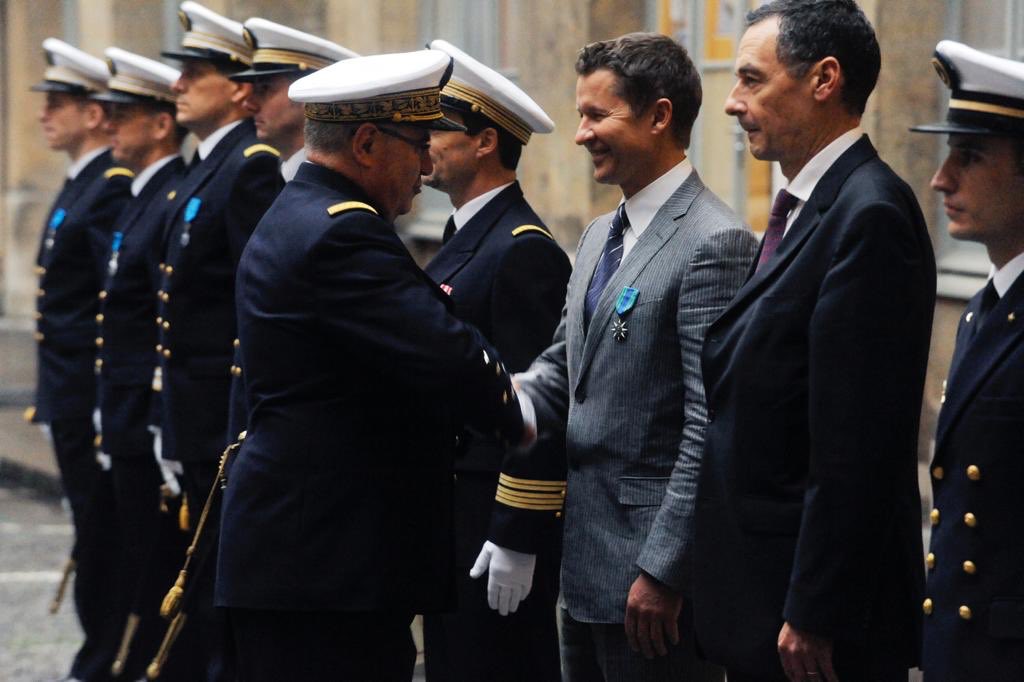 Alain_Thebault's tweet photo. Nos excellentes relations avec la Marine Nationale et les Affaires Maritimes nous permettent de lancer un solide groupe de travail, supervisé de notre côté par l’Amiral Antoine de Roquefeuil 🇫🇷 en vue de l’homologation transport public, de notre Jet hydrogène #Bubblefly 🌎 https://t.co/LsuDDxn5Nh