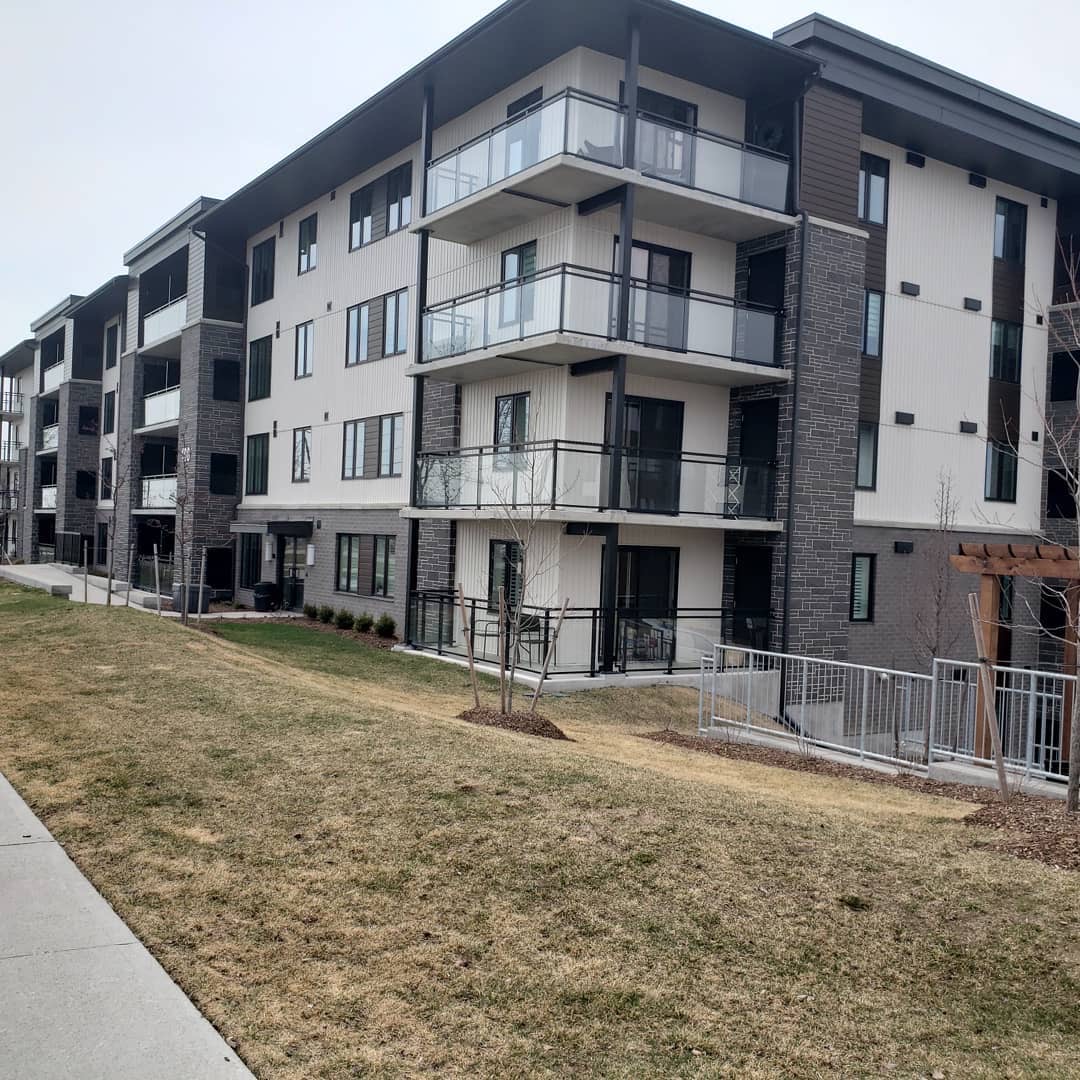 _bramptonbrick's tweet photo. Today's #fromthefield post, featuring YOUR projects, comes from Brampton Brick's Stephanie Hargest ⚒️🏆👏

Repost from @stefaniehargest
•
Condominiums 
104 + 108 Summit Ridge Drive 
Guelph 
Granada Midnight and Contemporary Series Royal Grey PRP

#onetrustedsource https://t.co/OquOrdC4dF