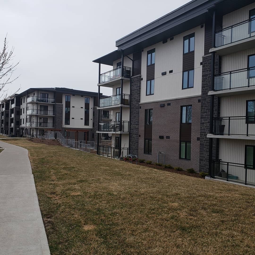_bramptonbrick's tweet photo. Today's #fromthefield post, featuring YOUR projects, comes from Brampton Brick's Stephanie Hargest ⚒️🏆👏

Repost from @stefaniehargest
•
Condominiums 
104 + 108 Summit Ridge Drive 
Guelph 
Granada Midnight and Contemporary Series Royal Grey PRP

#onetrustedsource https://t.co/OquOrdC4dF