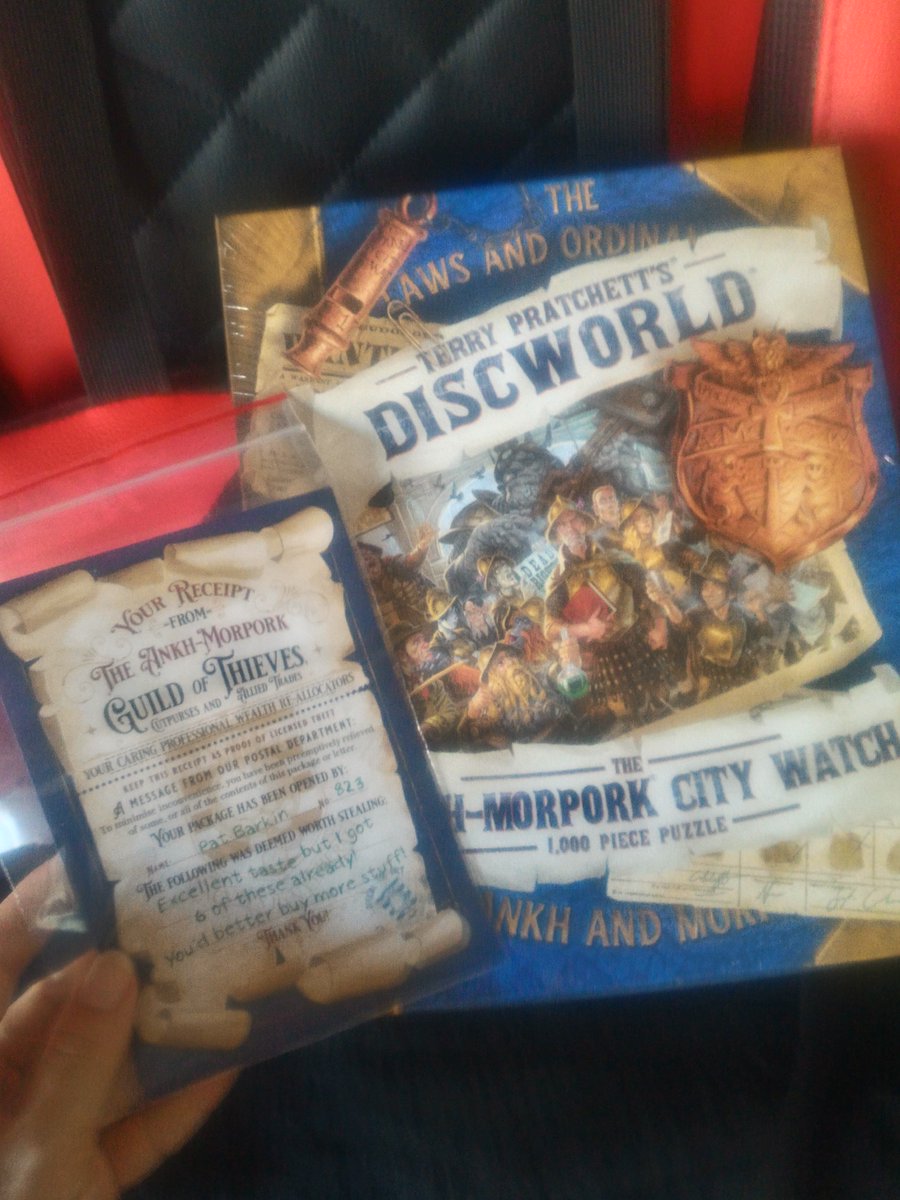 Naara_Sakura's tweet photo. Feliz Natal antecipado pra mim! 🥰
Belezura que ganhei de uma amiga ❤️
.
#AMCW #discworld #TerryPratchett https://t.co/b0orCFguJj