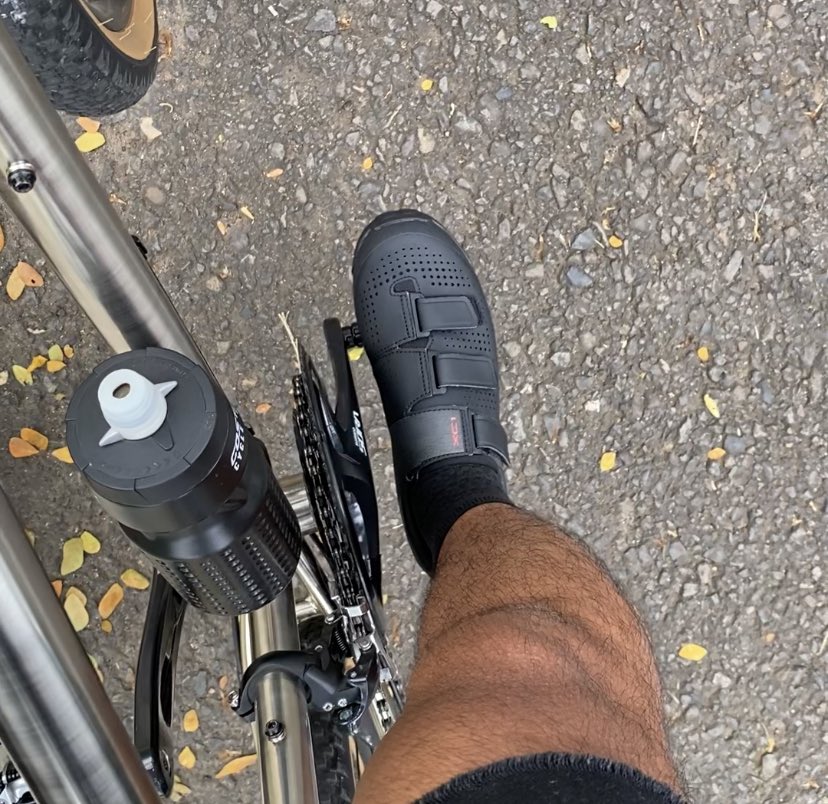 aeza's tweet image. Once you go clipless, pake pedal flat lagi pasti males.