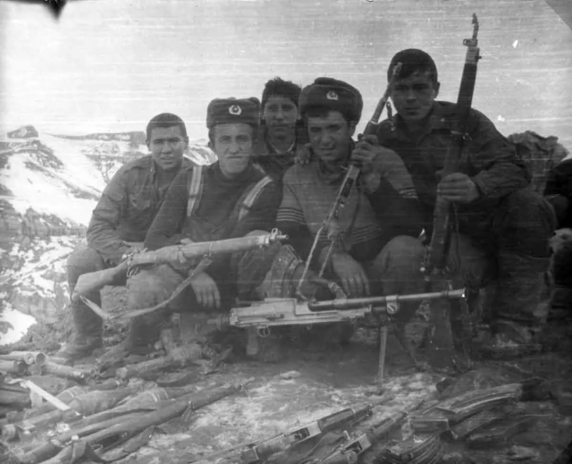 Почему в афганистане советские. Советские солдаты с трофейным оружием в Афганистане. Афганистан в 1979 г. ,,Шурави,, в Афгане.