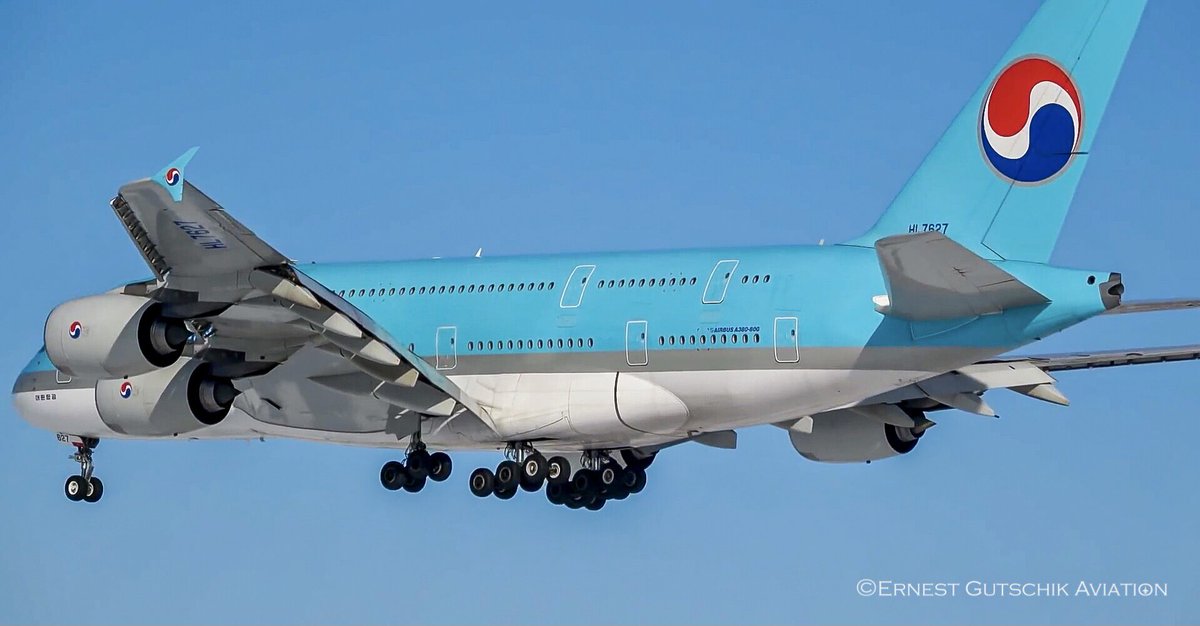 ErnestGutschik's tweet photo. PHOTOS Throwback to kicking off the new year with a fantastic diversion catch, Korean Air #KAL81 Airbus A380-800 diverting to Toronto from Seoul-New York due to a massive snowstorm that hit New York and closed JFK completely. 📸 January 2018. https://t.co/qSALfitsQU