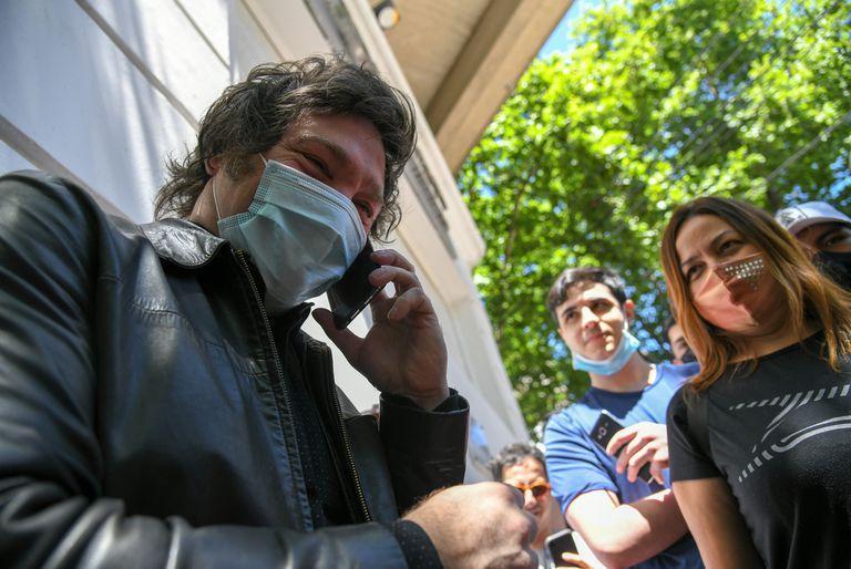 LANACION's tweet photo. Javier Milei rompió la veda tras votar, dijo que no dialogaría con el Gobierno ni con Juntos por el Cambio y vaticinó un cataclismo económico https://t.co/ctWkAkosDf https://t.co/M7Ti20sUes
