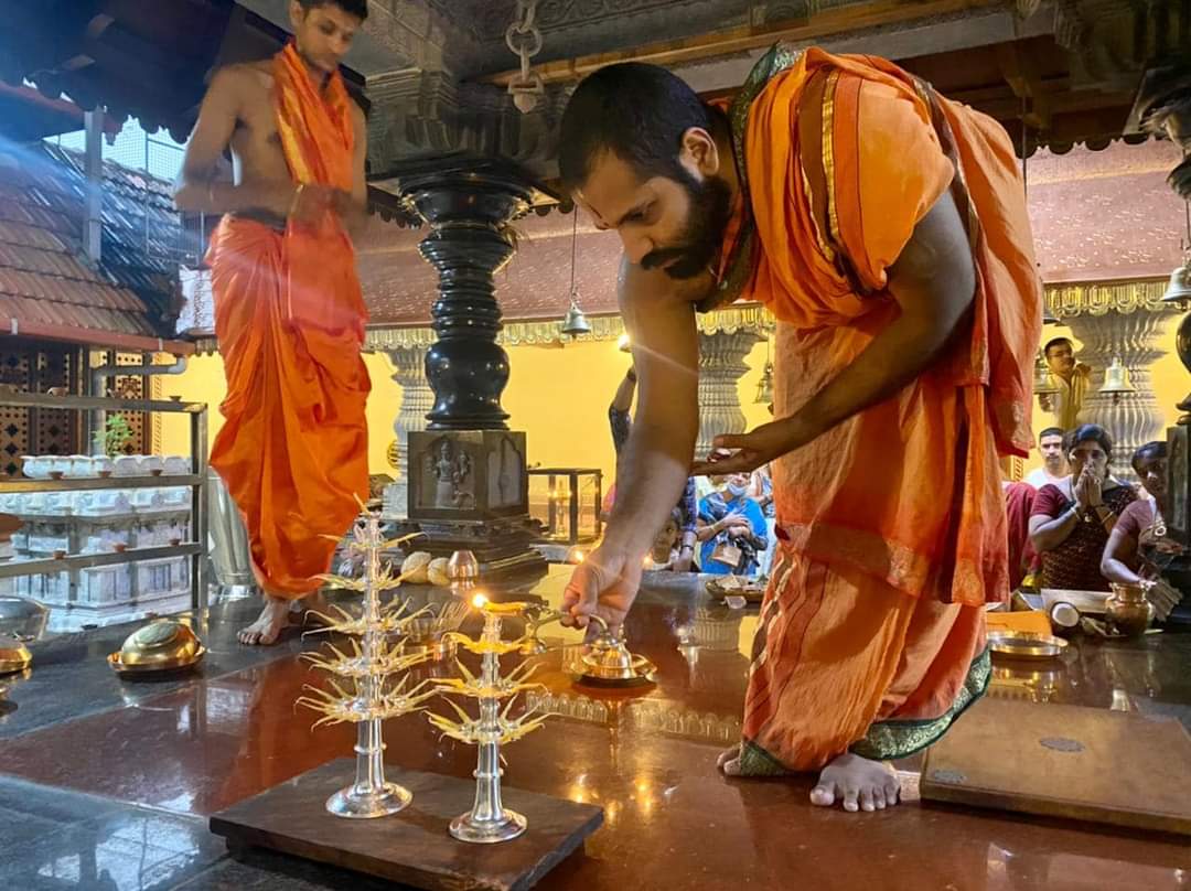 SodeMatha's tweet photo. @SodeMatha ಆಡಳಿತಕ್ಕೆ ಒಳಪಟ್ಟ ಉಂಡಾರು ಶ್ರೀವಿಷ್ಣುಮೂರ್ತಿ ದೇವಸ್ಥಾನದಲ್ಲಿ ಕಾರ್ತಿಕ ಮಾಸದ ಪ್ರಯುಕ್ತ ಉದಯಾಸ್ತಮಾನ ಭಜನಾ ಸಹಿತ ದೀಪೋತ್ಸವ ನಡೆಯಿತು. ಈ ಸಂದರ್ಭದಲ್ಲಿ ಶ್ರೀವಿಶ್ವವಲ್ಲಭ ತೀರ್ಥ ಶ್ರೀಪಾದರು ಭಕ್ತ ಜನರ ಸೇವೆಯಿಂದ ನಿರ್ಮಿಸಿದ ರಜತ ಆರತಿಗಳನ್ನು ಶ್ರೀದೇವರಿಗೆ ಸಮರ್ಪಿಸಿದರು.
#undaru
#srivishnumoorthy #deepotsav https://t.co/S1yAZlxpNM