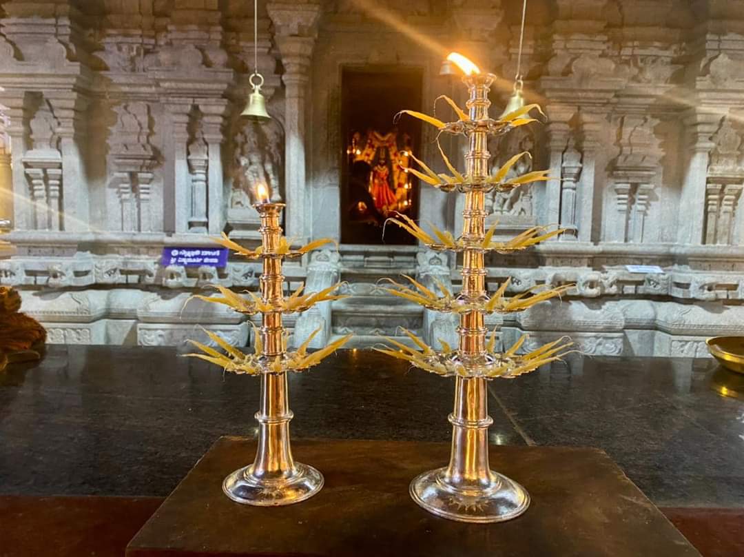SodeMatha's tweet photo. @SodeMatha ಆಡಳಿತಕ್ಕೆ ಒಳಪಟ್ಟ ಉಂಡಾರು ಶ್ರೀವಿಷ್ಣುಮೂರ್ತಿ ದೇವಸ್ಥಾನದಲ್ಲಿ ಕಾರ್ತಿಕ ಮಾಸದ ಪ್ರಯುಕ್ತ ಉದಯಾಸ್ತಮಾನ ಭಜನಾ ಸಹಿತ ದೀಪೋತ್ಸವ ನಡೆಯಿತು. ಈ ಸಂದರ್ಭದಲ್ಲಿ ಶ್ರೀವಿಶ್ವವಲ್ಲಭ ತೀರ್ಥ ಶ್ರೀಪಾದರು ಭಕ್ತ ಜನರ ಸೇವೆಯಿಂದ ನಿರ್ಮಿಸಿದ ರಜತ ಆರತಿಗಳನ್ನು ಶ್ರೀದೇವರಿಗೆ ಸಮರ್ಪಿಸಿದರು.
#undaru
#srivishnumoorthy #deepotsav https://t.co/S1yAZlxpNM