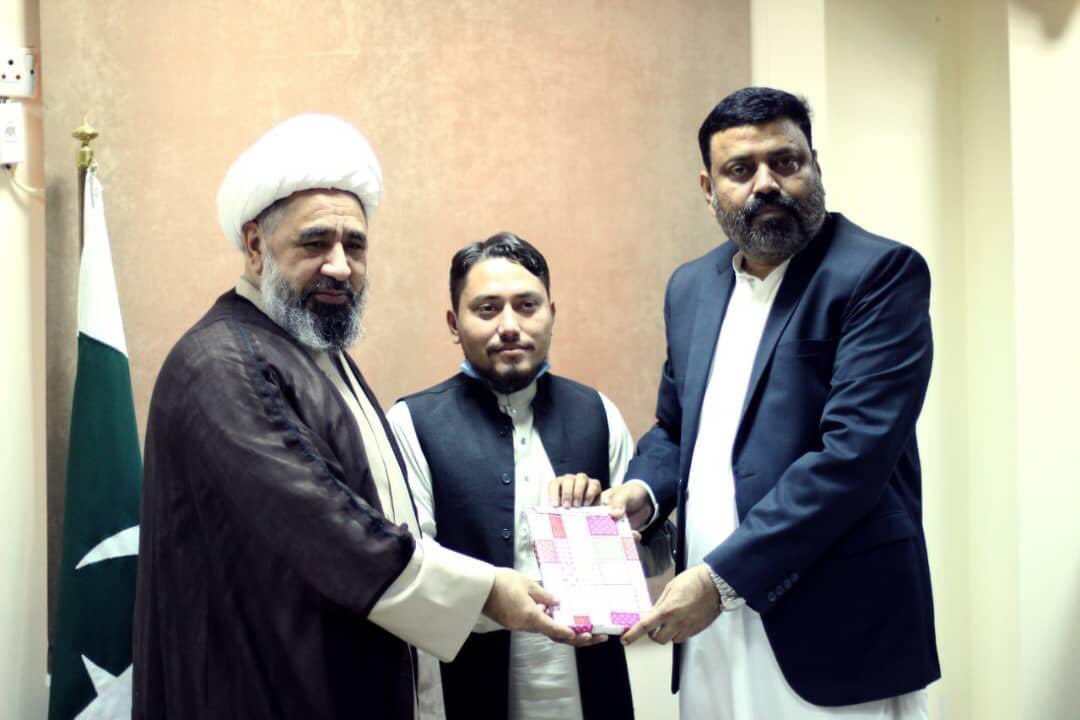 ISOPkKU's tweet photo. آئی ایس او جامعہ کراچی یونٹ کے برادر عارف حسین اور برادر قسمت علی بنگش جنھوں نے اپنے اپنے شعبوں میں گولڈ میڈل حاصل کیا ہے، حجتہ الاسلام علامہ امین شہیدی صاحب اور شیخ الجامعہ ڈاکٹر خالد محمود عراقی صاحب سے یونٹ کی جانب سے پیش کردہ اپنا انعام وصول کرتے ہوئے. #ISOKUUNIT https://t.co/Jv1YGgzLdR