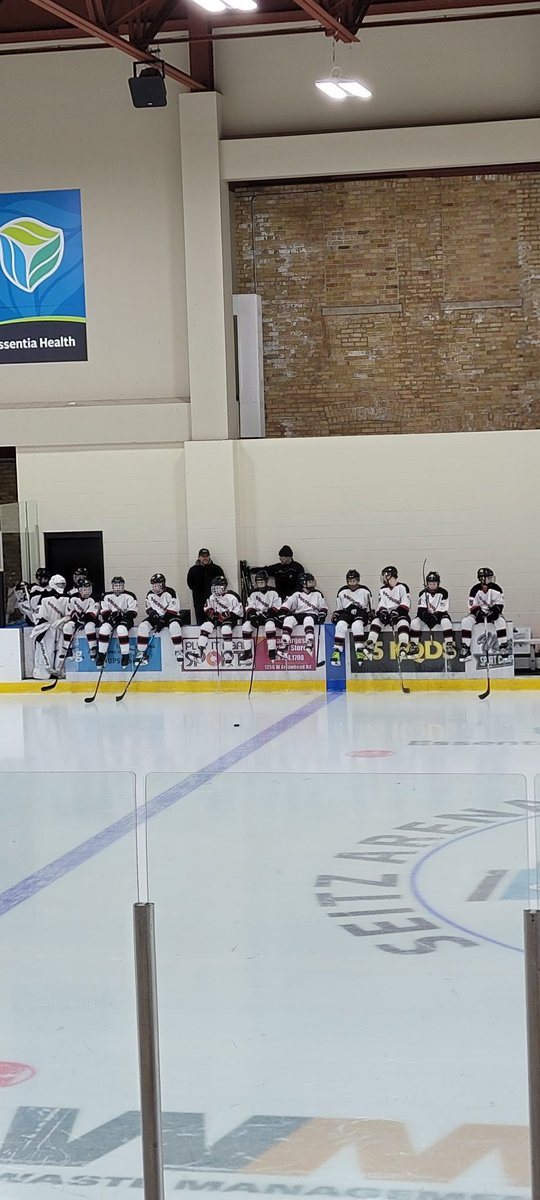 Boys waiting for the final game of the weekend in Duluth to start!  We have competed hard but haven't come out on the right side yet.  Hoping to change thaglt this morning against a familliar foe in <a href="/PWAA_Farmington/">Farmington PWAA</a> #GalesOfNovember <a href="/YouthHockeyHub/">YHH</a>