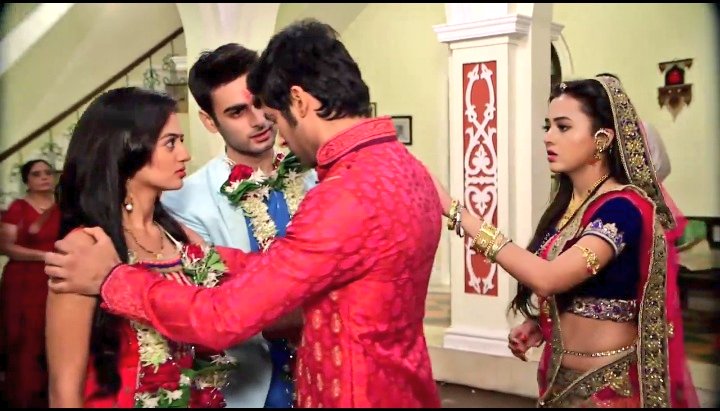 urooojs's tweet photo. Sanskar: lakshhh! Dooor se
Meri patni se baat kar rahe ho🤧❤
Uff #AnotherFav #SwasanScen💫 https://t.co/lSQehRQAni