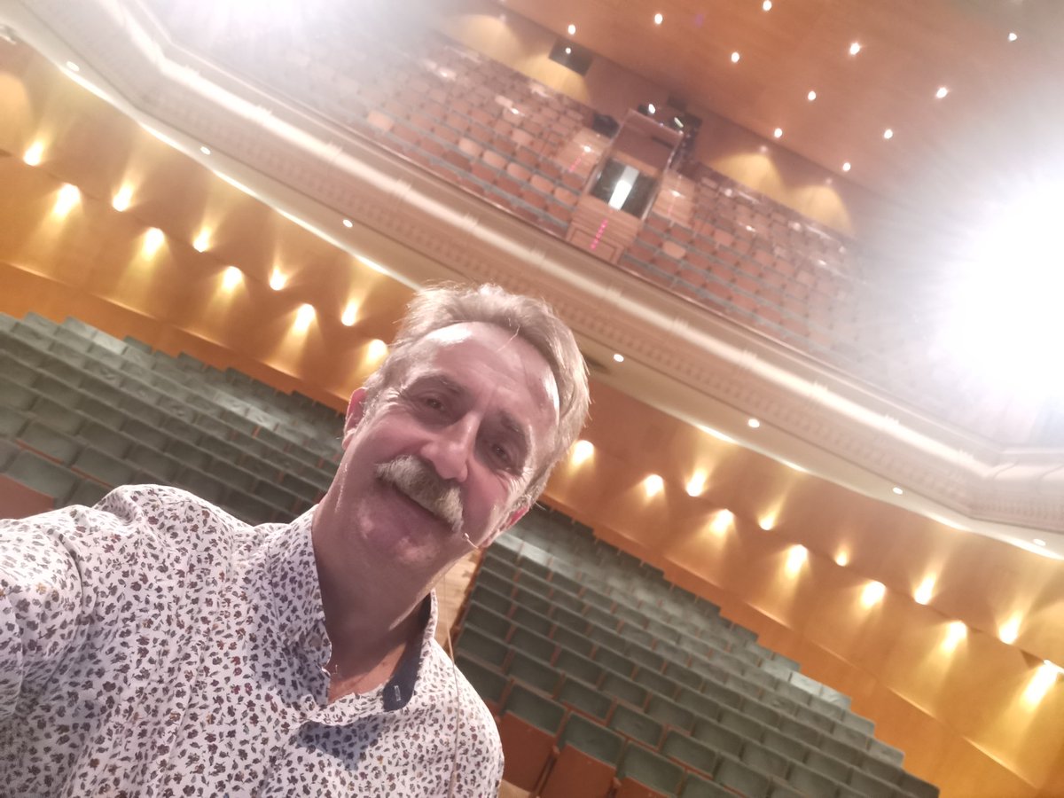 Santihumor's tweet photo. En el Teatro Cervantes de Linares. Con todo el aforo vendido y, por una buena causa, por la Hermandad de la @veracruzlinares. Gracias a todos los paisanos que hoy hacen posible que la vida sea un poquito mejor para gente que lo necesita. https://t.co/mnuPBuV6wD