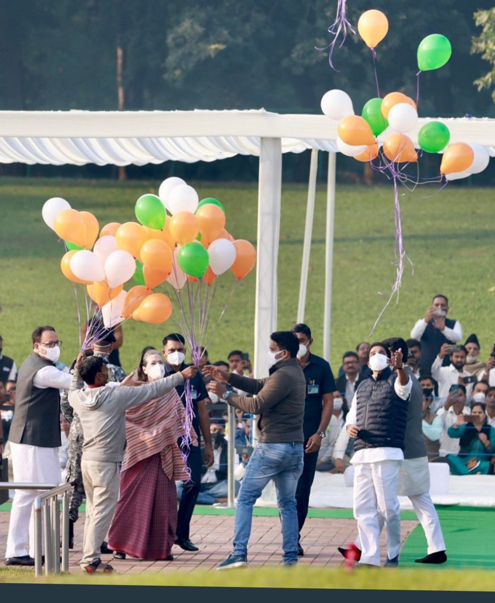 incanshuman's tweet photo. #SoniaGandhi Ji pays tribute to India's first Prime Minister Jawaharlal Nehru on his 132nd birth anniversary at Shantivan .
Also i was also present along with seva dal #ChiefOrganiser @Sunil_Sevadal &,North Zone Incharge @IncGeetSethi and other members of @SevadalDL . https://t.co/me08eclvBP