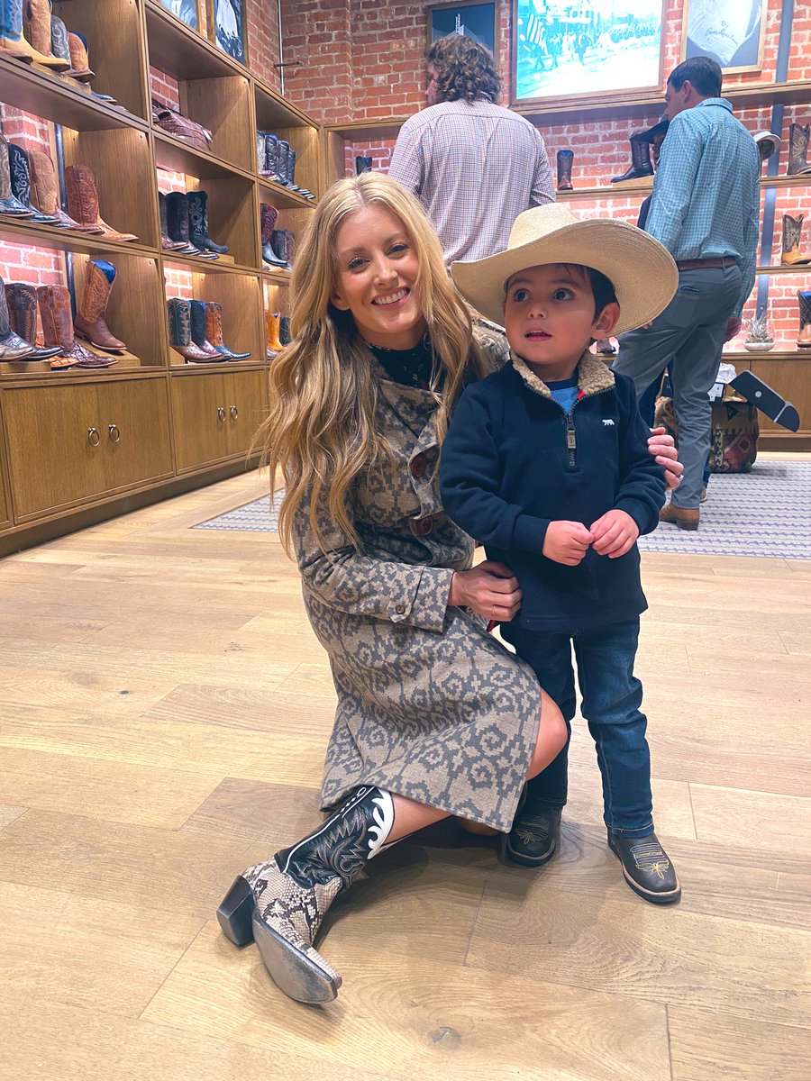 StephanieQuayle's tweet photo. FORT WORTH!!!  Wow. What a night, what a room filled with country music loving, @Lucchese1883 wearing incredible humans!!  Thank you thank you!  Also here’s one of my favorite cowboys from last night. Oh my HEART https://t.co/wfNA5hO8Ug