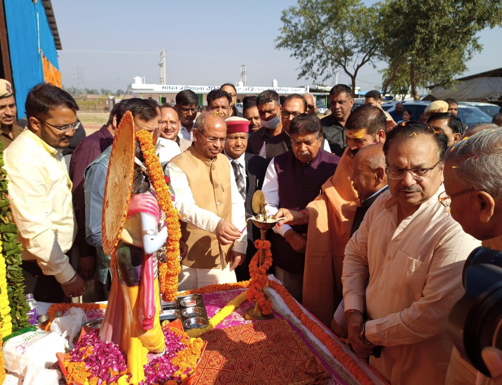 officialHGSA's tweet photo. जिला पंचकुला के सुखदर्शनपुर स्थित माधव गौशाला ट्रस्ट द्वारा  गौपाष्टमी पर समारोह के उद्घाटन सत्र में युगल सरकार के सामने स्वामी संपूर्णानंद के सान्निध्य में ह��ियाणा विधानसभा अध्यक्ष माननीय श्री @GianChandBjp जी के साथ @officialHGSA  के चेयरमैन श्री @SharwanKumarBjp जी .......... https://t.co/DBU4WEmkKL