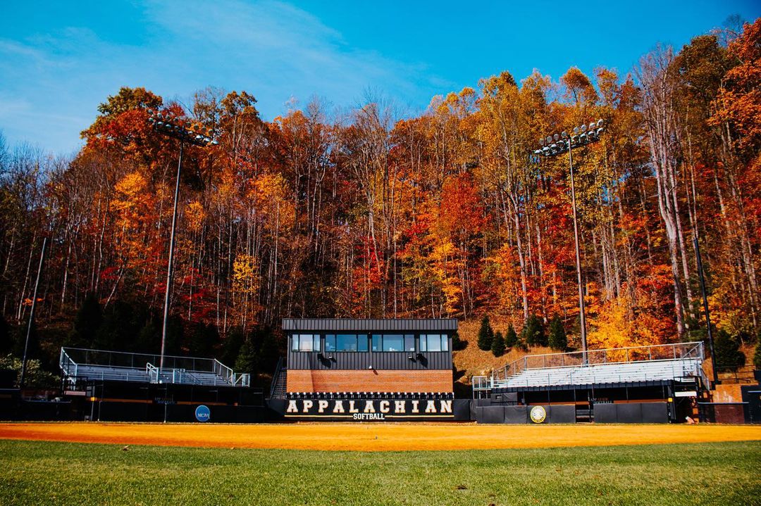 NCAASoftball's tweet photo. Autumn views 🍂😍

#NCAASoftball x 📸 @AppStateSB https://t.co/gH9J75cwuO