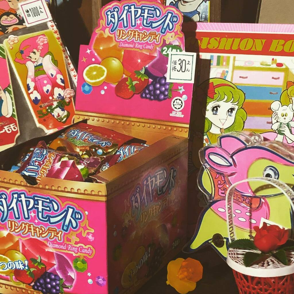 ダイヤモンドリングキャンディの箱もかわいい。昭和雑貨と溶け込みます