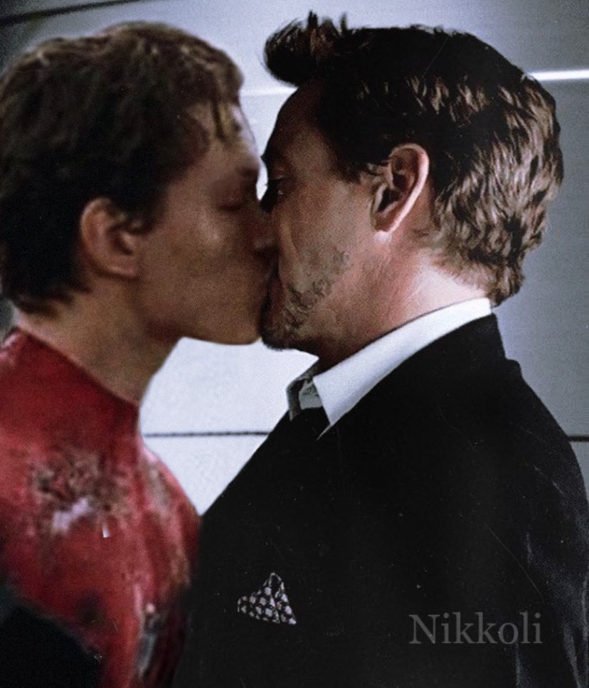 Nikkoli_'s tweet photo. #Старкер #Starker 

- Пит, я ведь говорил, что у меня будет важное собрание и меня можно вытягивать с него только по неотложным делам. Что не могло подождать каких-то... Боже, малыш, что с тобой?!

- Шутер заклинило, и я... немного свалился со стены.

- Немного свалился?? https://t.co/GgmWQosdLy