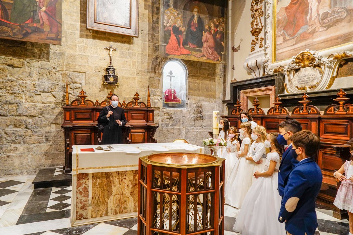 elsantocaliz's tweet photo. Parroquia de #Paterna #SanVicenteFerrer en #Valterna con unos peregrinos muy especiales, un grupo de niños recibieron su #PimeraComunión en la capilla del #SantoCáliz días antes de finalizar el Año Jubilar, ganando la indulgencia plenaria junto a sus familias y párroco Óscar Díaz https://t.co/GZGPBQfaD1
