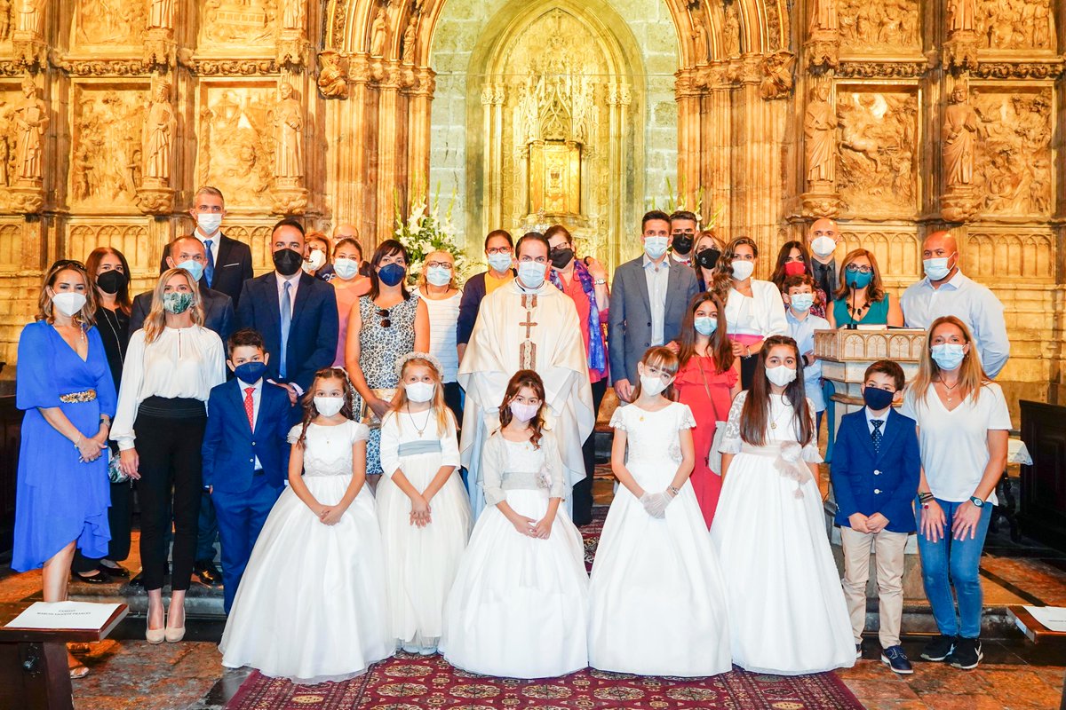 elsantocaliz's tweet photo. Parroquia de #Paterna #SanVicenteFerrer en #Valterna con unos peregrinos muy especiales, un grupo de niños recibieron su #PimeraComunión en la capilla del #SantoCáliz días antes de finalizar el Año Jubilar, ganando la indulgencia plenaria junto a sus familias y párroco Óscar Díaz https://t.co/GZGPBQfaD1