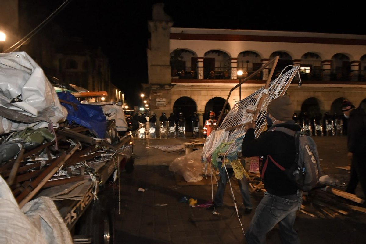 MunicipioOaxaca's tweet photo. La madrugada de este domingo, el Ayuntamiento de Oaxaca de Juárez llevó a cabo el Operativo “Alfa III”, con el que se retiraron cerca de 60 estructuras de comercio informal que se encontraban en el Zócalo de la ciudad, frente al Palacio de Gobierno de Oaxaca. https://t.co/kcvs6BiQYS