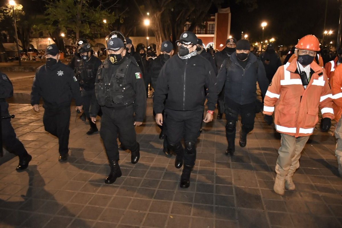 MunicipioOaxaca's tweet photo. La madrugada de este domingo, el Ayuntamiento de Oaxaca de Juárez llevó a cabo el Operativo “Alfa III”, con el que se retiraron cerca de 60 estructuras de comercio informal que se encontraban en el Zócalo de la ciudad, frente al Palacio de Gobierno de Oaxaca. https://t.co/kcvs6BiQYS