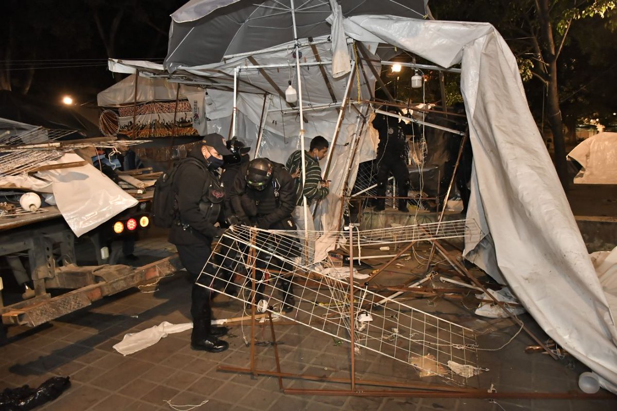 MunicipioOaxaca's tweet photo. La madrugada de este domingo, el Ayuntamiento de Oaxaca de Juárez llevó a cabo el Operativo “Alfa III”, con el que se retiraron cerca de 60 estructuras de comercio informal que se encontraban en el Zócalo de la ciudad, frente al Palacio de Gobierno de Oaxaca. https://t.co/kcvs6BiQYS