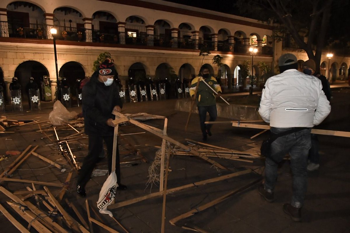 MunicipioOaxaca's tweet photo. Con estas acciones, instruidas por el edil @oswaldogarciaj, seguimos restableciendo el orden y recuperando espacios del corazón de nuestra ciudad. #Oaxaca https://t.co/GMoM01Dta3