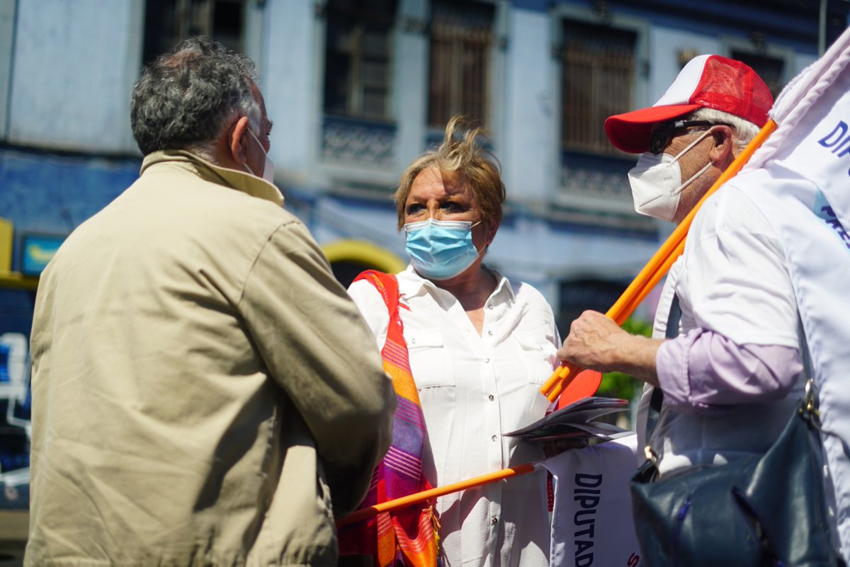 SenoretD's tweet photo. Al observar la situación actual del país, y pensar en su futuro…

“sinceramente, no se si Chile pueda resistir cuatro años más a gobierno de derecha” https://t.co/grsr3PjsaQ