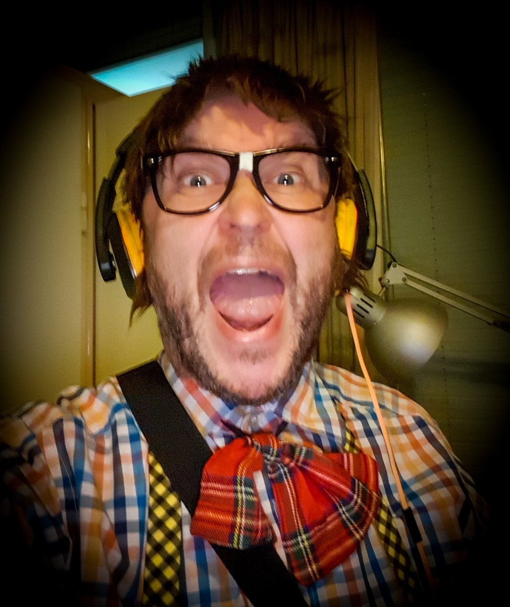 PjjJunior's tweet photo. Gisteren als Joeri Nalist #typetje @TheoBoer1 van @GospelTheo overvallen om hem te interviewen en te feliciteren met het 30 jarig jubileum van dit #radioprogramma #GaafWoord #radio #Merwertv https://t.co/ngYyo02y2s