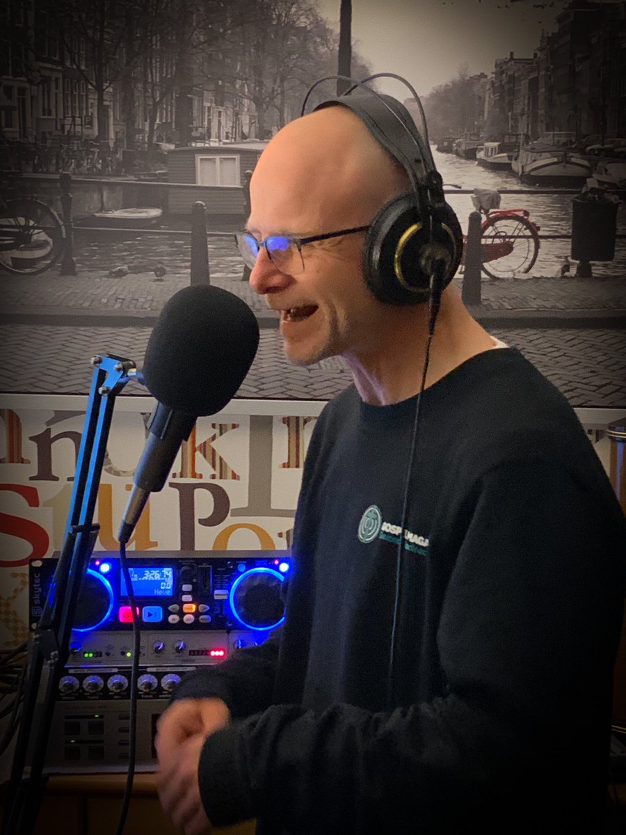 PjjJunior's tweet photo. Gisteren als Joeri Nalist #typetje @TheoBoer1 van @GospelTheo overvallen om hem te interviewen en te feliciteren met het 30 jarig jubileum van dit #radioprogramma #GaafWoord #radio #Merwertv https://t.co/ngYyo02y2s