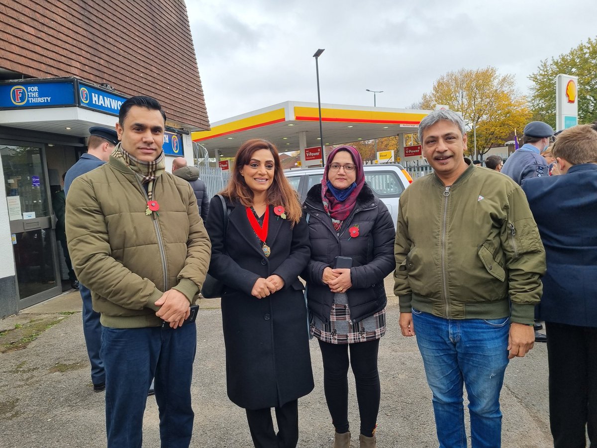 SajButt9070's tweet photo. #Remembrancedayservice @hanworth @hounslow attended by Former #Mayor Cllr.@Cllrsamiach, Cllr. @CandiceAtterton,Cllr. Richard Foote, Vice Chair @HanworthLabour @naeemulfat, Labour GC member Farah Kamran and communities paid befitting tribute to the fallen Soldiers of WW https://t.co/xhk46i47Iy
