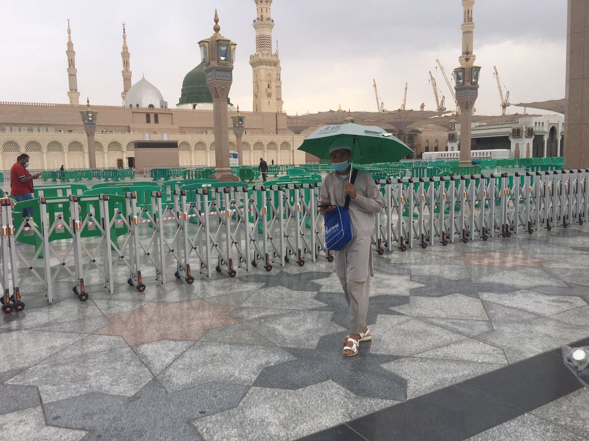 insharifain's tweet photo. Rain in Masjid Al Nabawi, Madinah earlier today

Officials of the general presidency distributed umbrellas to the visitors https://t.co/oZQBGCGIHr