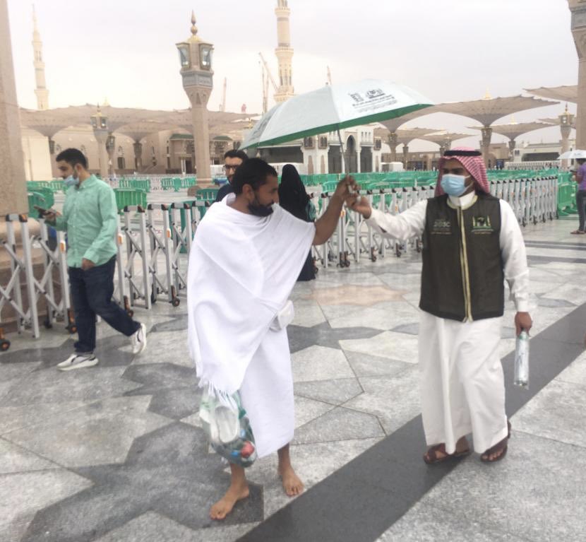insharifain's tweet photo. Rain in Masjid Al Nabawi, Madinah earlier today

Officials of the general presidency distributed umbrellas to the visitors https://t.co/oZQBGCGIHr