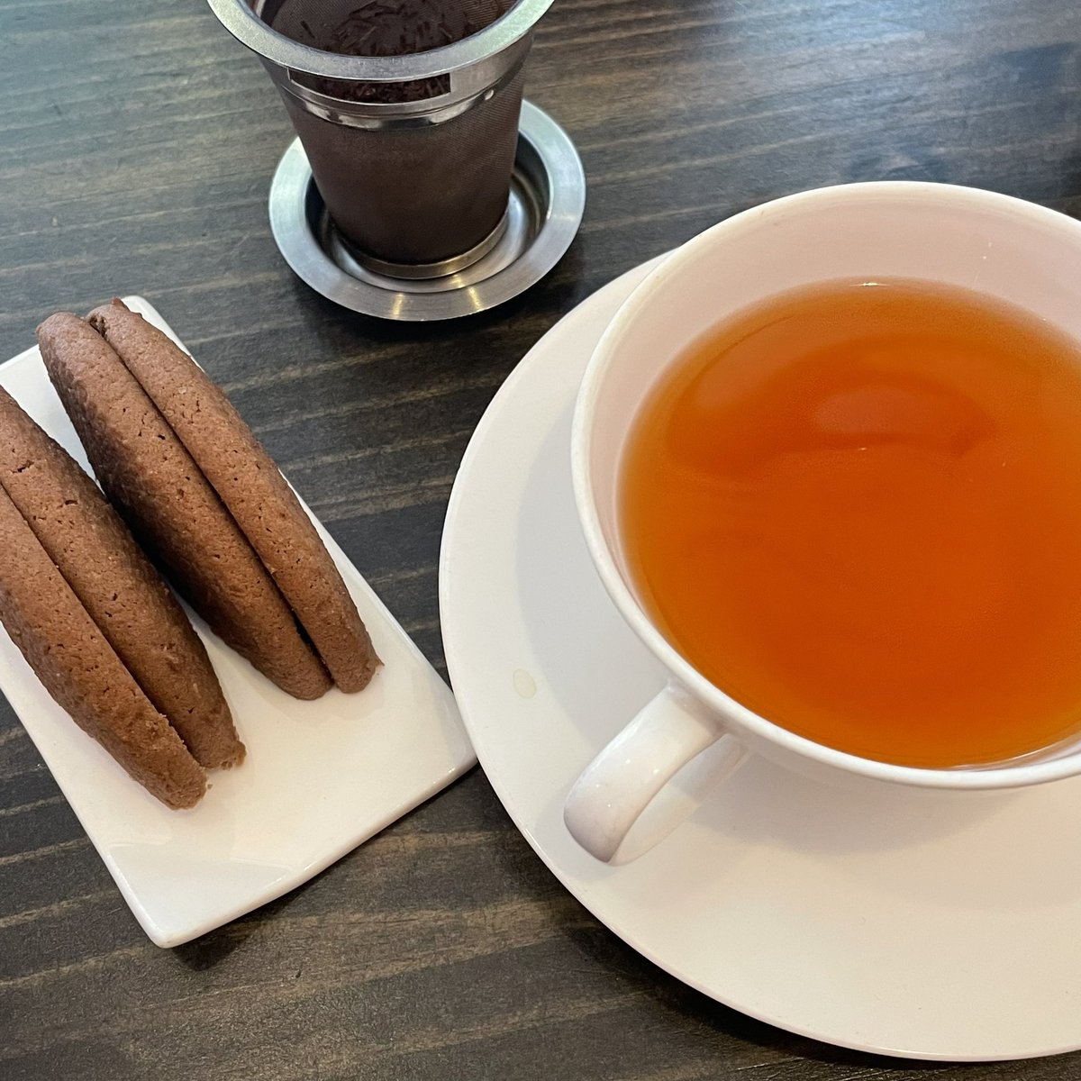 allthosesweets's tweet photo. 얘들아 홍차 좋아하는 애들 마포 공덕쪽 갈일 있으믄 카페 브라이터 <- 여기 가봐 째끄만데 무림고수같은 사장님이 숨어있음 내 취향 맞춰 여러 찻잎 시향 시켜주시는데 아주 즐거웠다 일단 난 또 갈거임 마주치면 모른척해줘 https://t.co/axlq4GPRIh