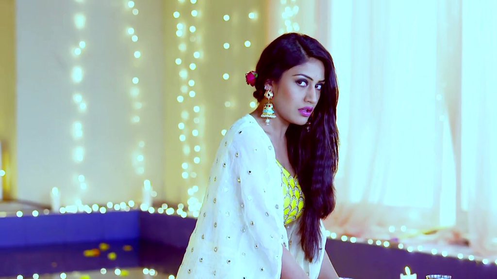 And she was actually shuddering under his gaze 🔥
#ishqbaaaz #Shivika