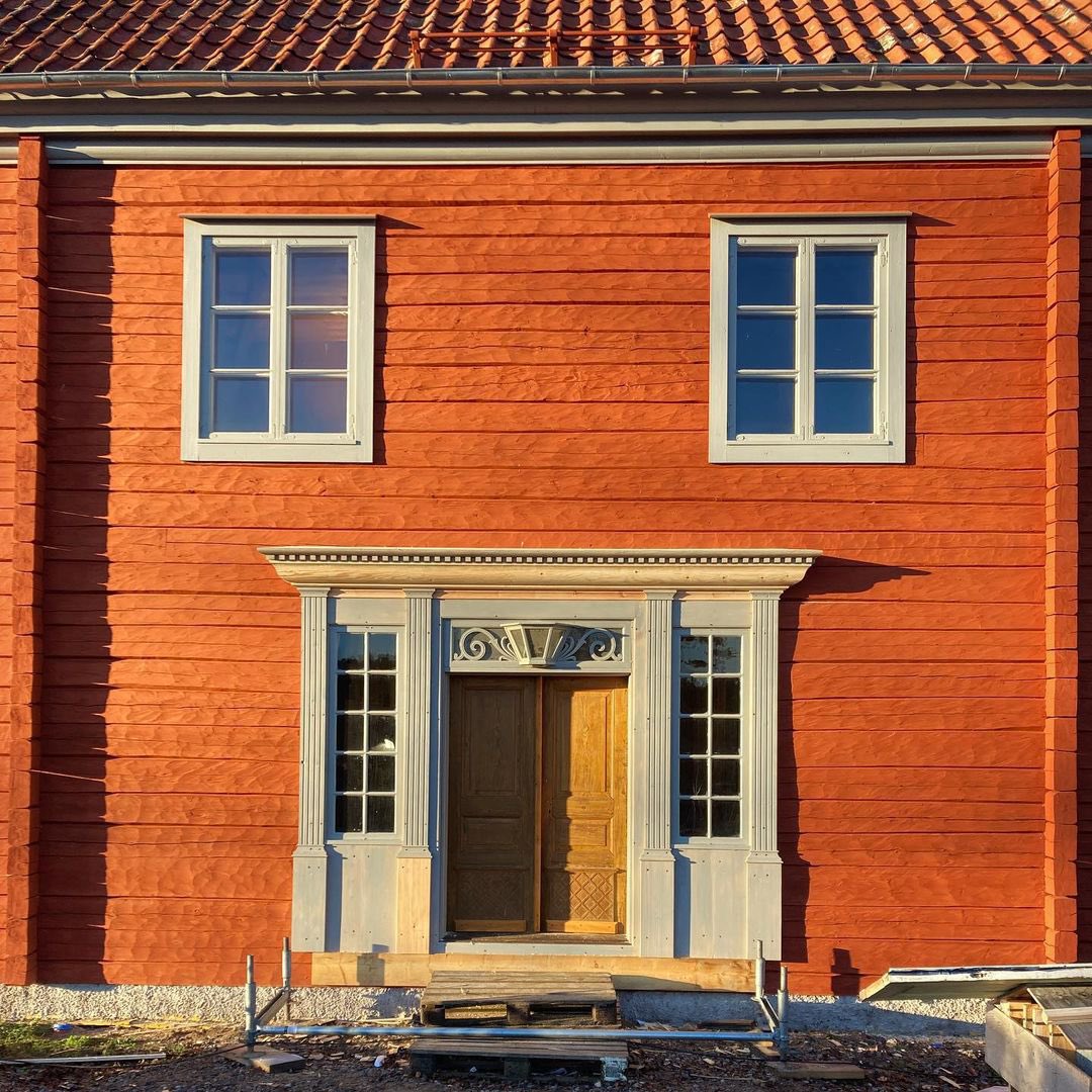 This solid log home entrance (still under construction) is one of the most beautiful things built in 2021 so far. By two carpenters in Stockholm.