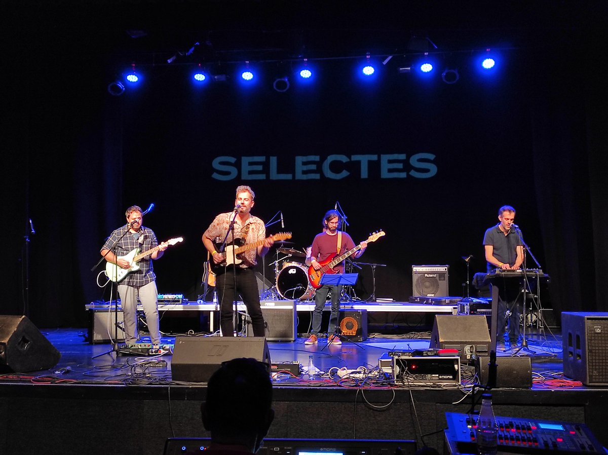 davidmonserrat_'s tweet photo. #selectes2021 1a part> Ahir #dissabte 13/11 jornada musical molt 🔝 al #selectes de #LaRàpita by @ElPetitComite 🙌 Actuaven 1ers els @ultimcavall que ens van fer vibrar amb els seus ritmes #shoegaze i #postpunk melòdic👌#ultimcavall #terresdelebre #petitcomite #AuditoriSixtoMir https://t.co/QecvlIc46l