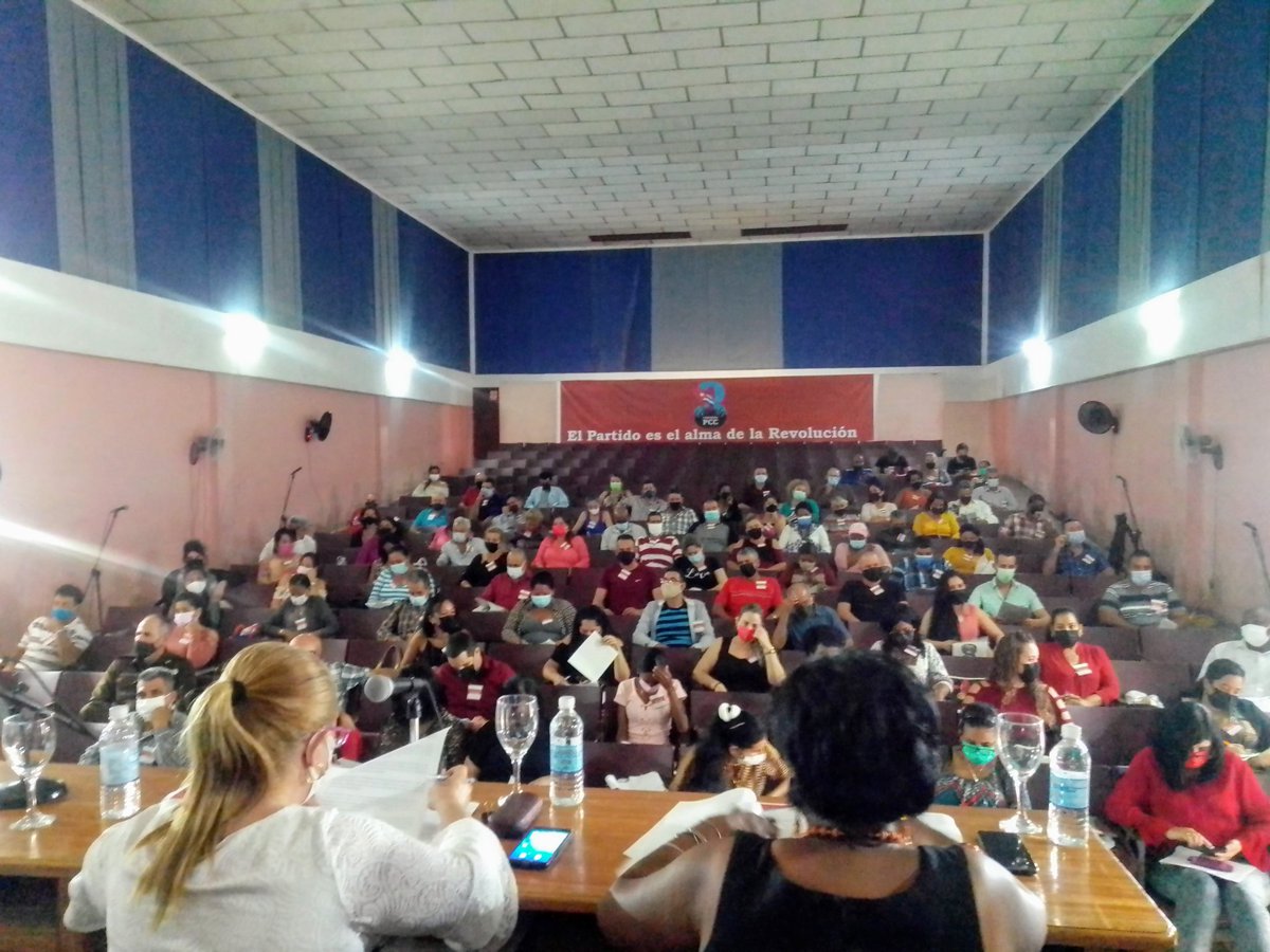 Colina_CTCuba's tweet photo. #ÚltimoMinuto inició #AsambleaBalance8voCongresoPCC en #QuemadoDeGüines #VillaClara #Cuba. Da lectura a la síntesis del informe el primer secretario, señala críticamente los resultados del programa cañero azucarero, q junto al agropecuario y la labor ideológica guiarán el debate. https://t.co/Gp3kCWkan6