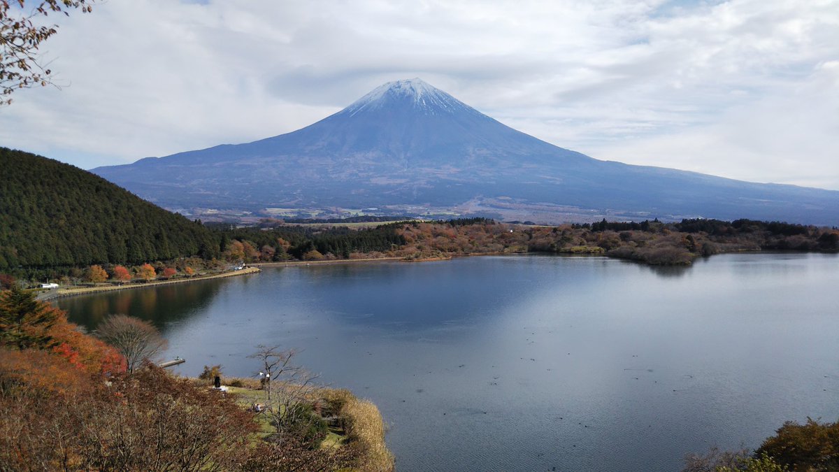TOTO16128's tweet photo. 富士宮市 田貫湖からの富士山🤩
紅葉はまだ早いかな～
#富士山 #富士宮市 #田貫湖 #紅葉 https://t.co/nSQFEWS3rV
