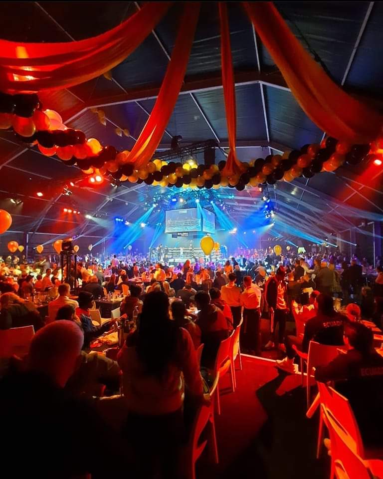 BoxingMCRay's tweet photo. ❗💥🎙️GLADIATOREN BEDANKT 🎙️💥❗💯
Daar sta je dan. In de ring met een microfoon in de hand in een megatent op de kade voor het ss Rotterdam. Kippenvel! Deze geweldige foto werd gemaakt door Joram Schenk Prinssen. Gladiatoren Aan De Maas, bedankt! 🎙️💯💪🏾♥️ #BoxingMC #Boxing https://t.co/Rngo2LcMOh